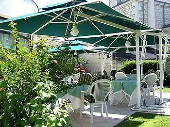 Отель Logis Restaurant L'oree Des Bois La Breille-les-Pins