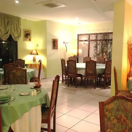 Logis Restaurant L'oree Des Bois Отель La Breille-les-Pins