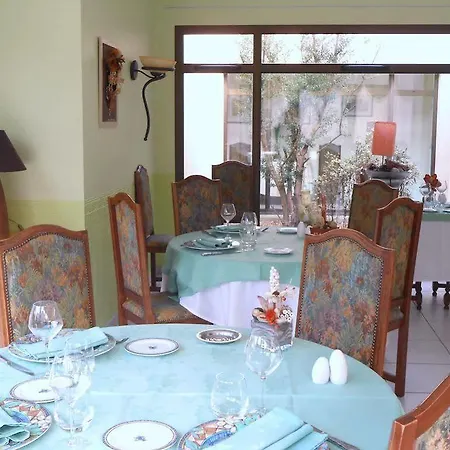 Hotell Logis Restaurant L'oree Des Bois 2*