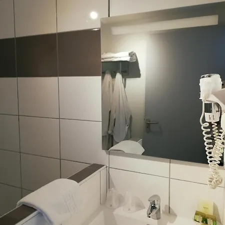 Отель Logis Restaurant L'oree Des Bois